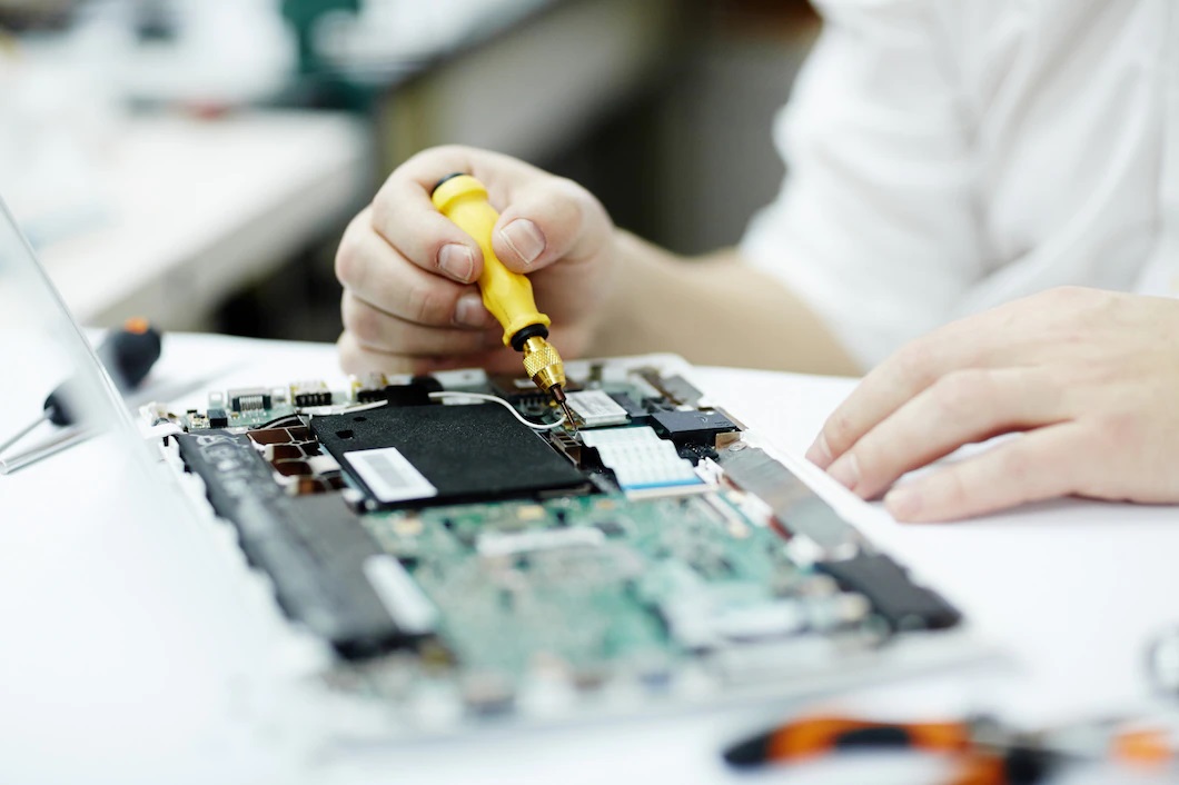 hombre-trabajando-electronica_1098-14245